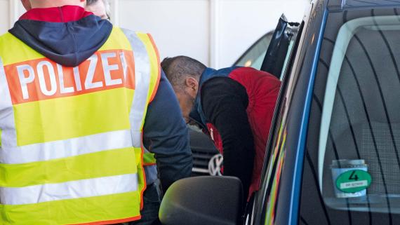 Einsatz der Bundespolizei bei der Abschiebung eines abgelehnten Asylbewerbers am Flughafen Halle/Leipzig.
