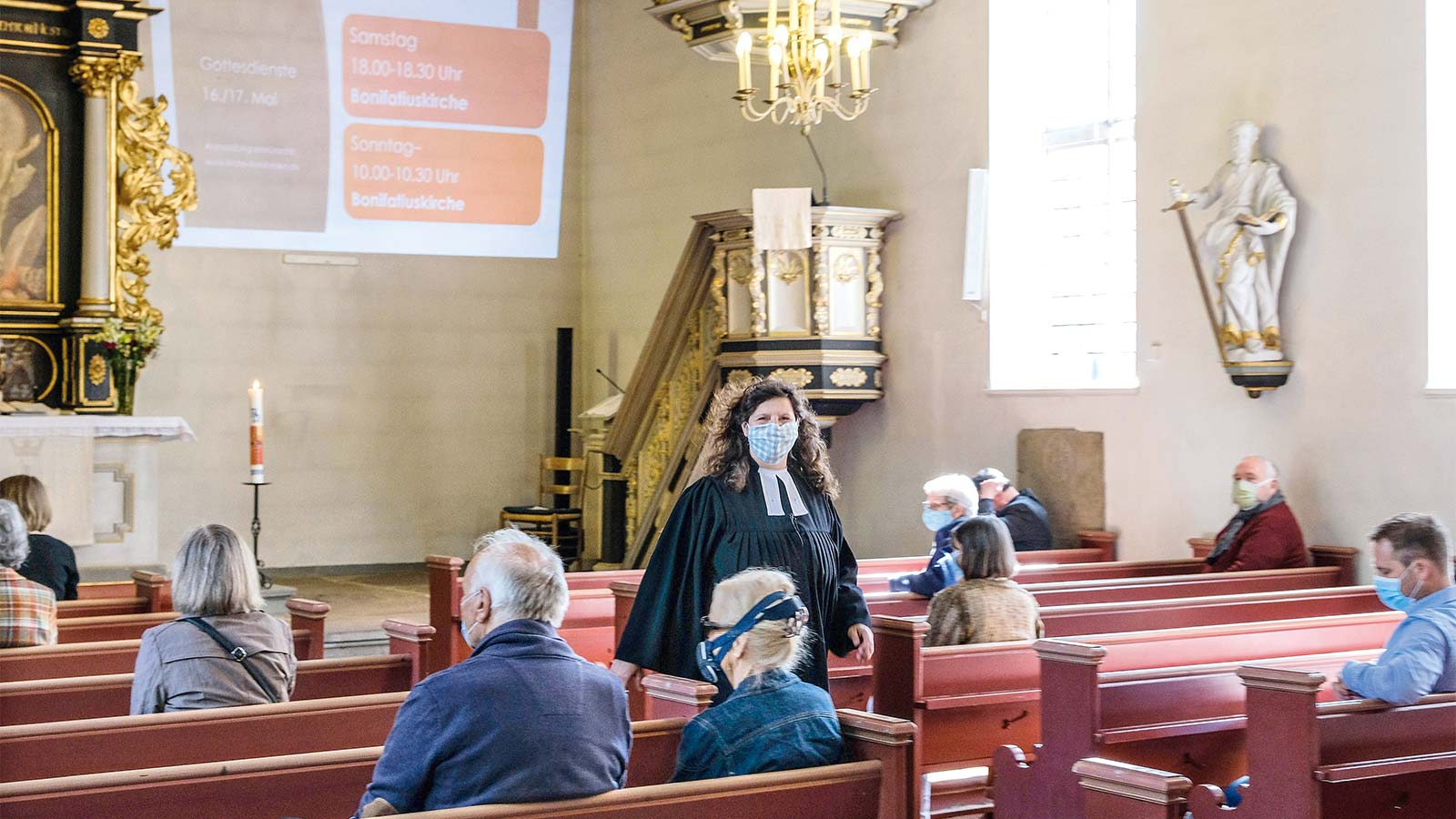 Erster Präsenz-Gottesdienst in der Bonifatiuskirche in Klein Hehlen bei Celle/Niedersachsen