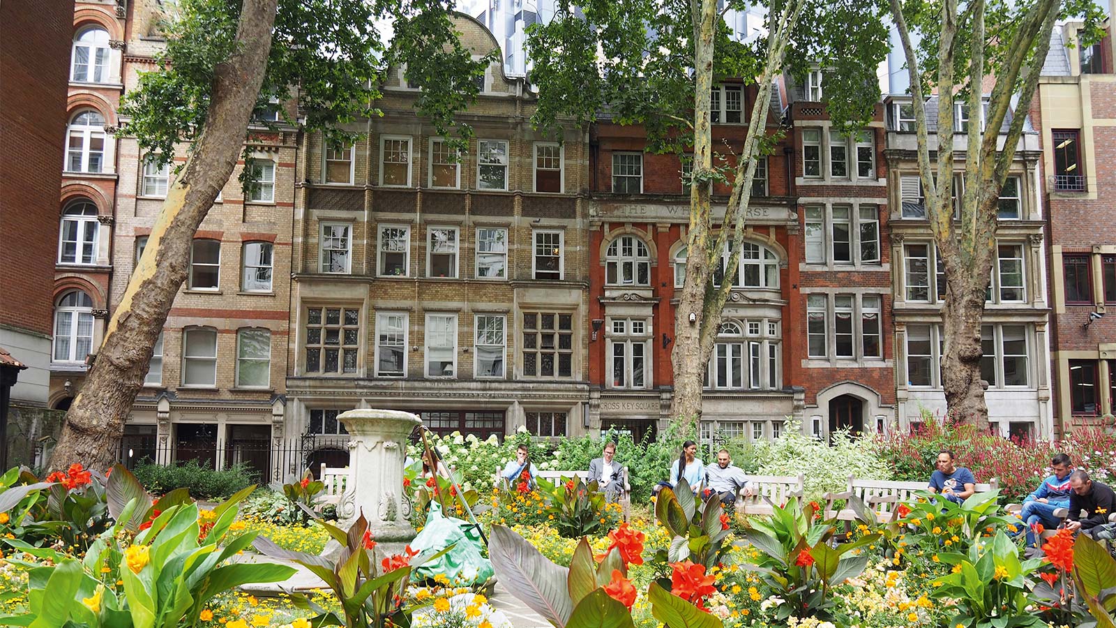 Mitten im hektischen Zentrum Londons, umgeben von Banken und Büros, liegt ein kleiner Park, fast nur ein Garten.