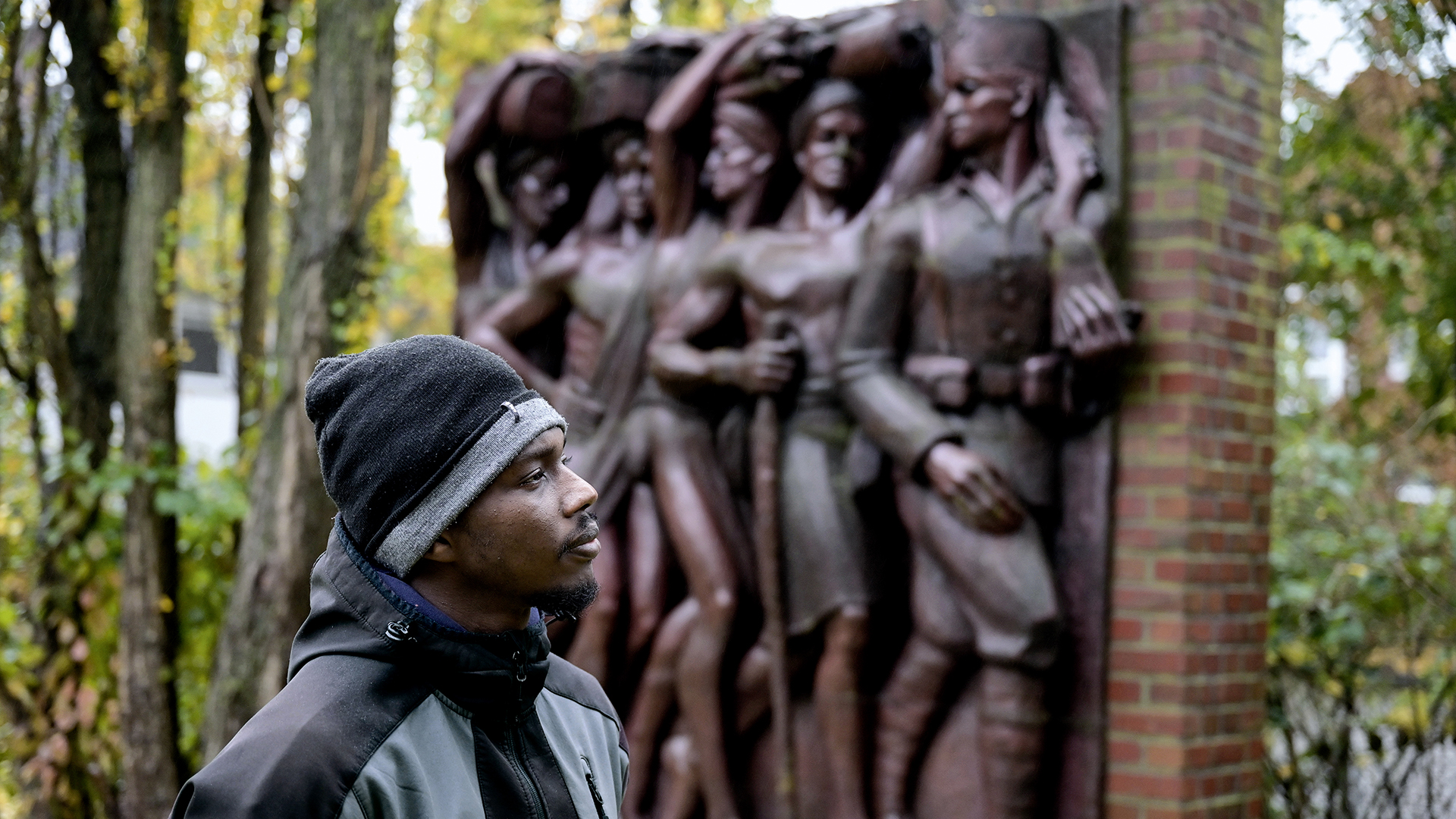 Seydou Konate vor dem Ehrenmal im sogenannten Tansania-Park in Hamburg-Jenfeld.