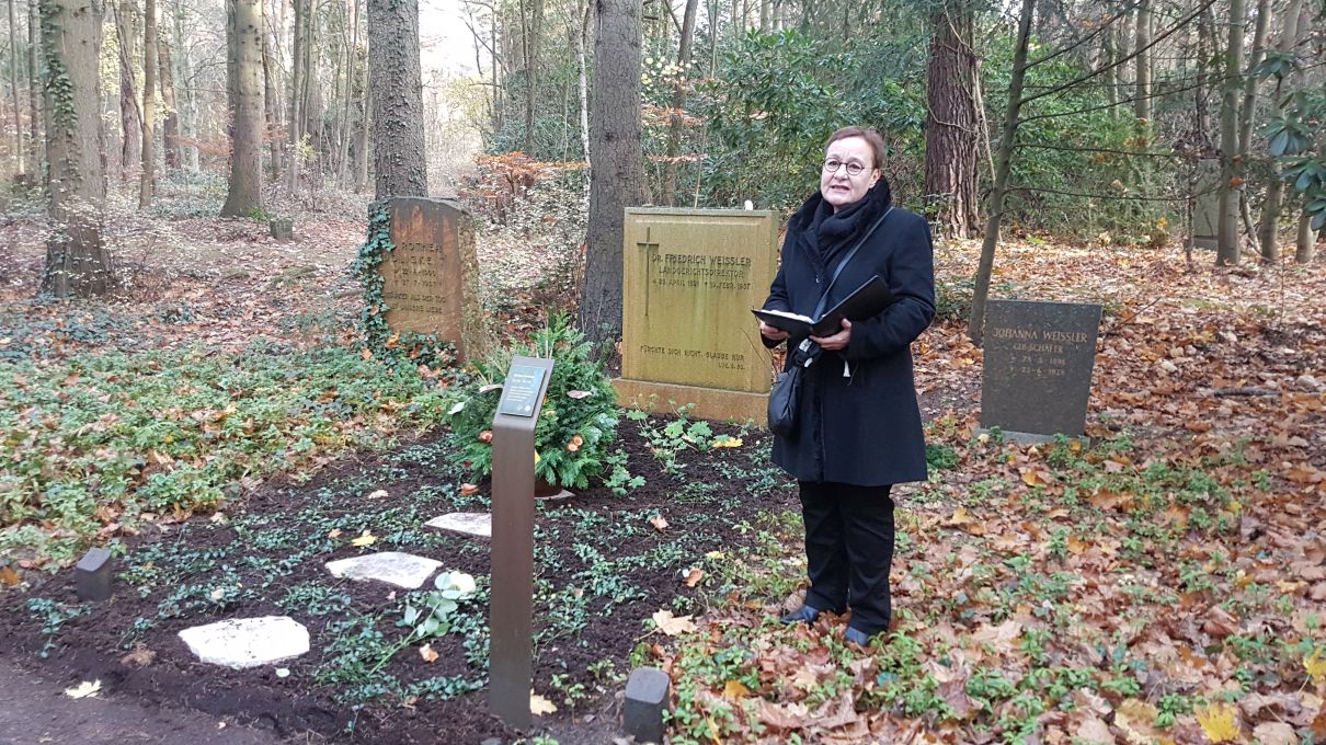 Die Berliner Generalsuperintendentin Ulrike Trautwein am Grab von Friedrich Weißler