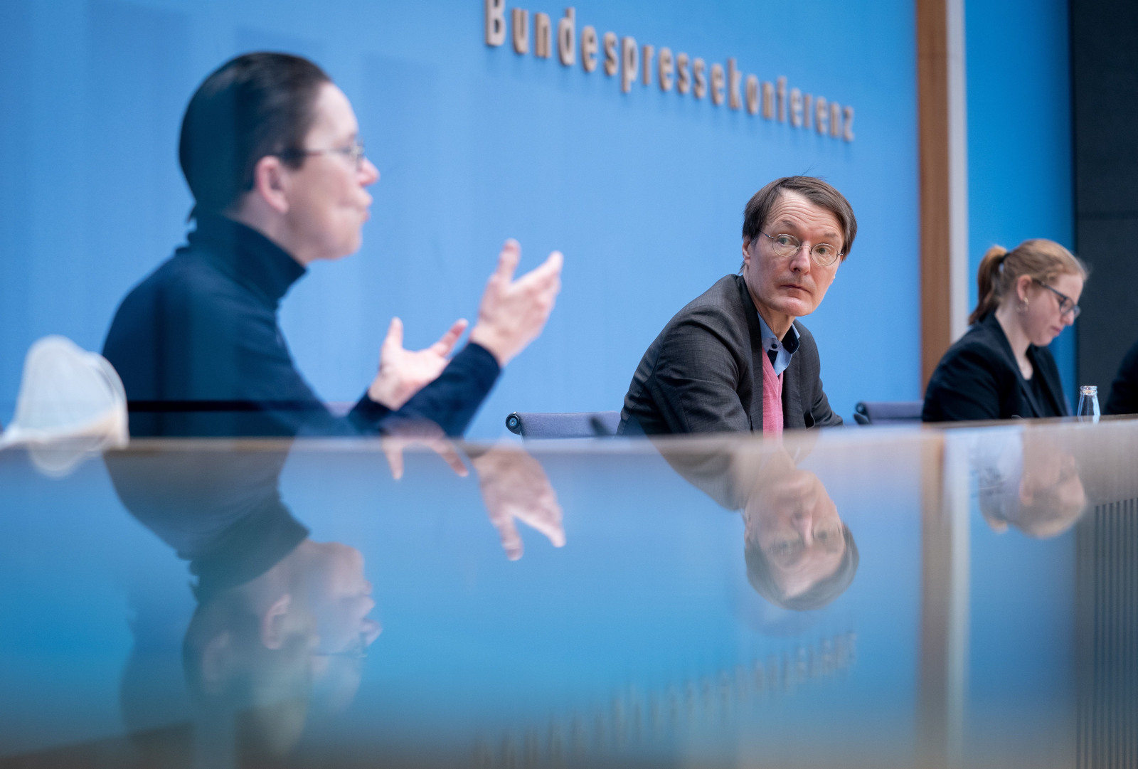 Die Bundestagsabgeordneten Petra Sitte (Die Linke), Karl Lauterbach (SPD) und Katrin Helling-Plahr (FDP, rechts) stellen in der Bundespressekonferenz am 29.1. 2021 eine Fraktionsübergreifende Initiative für die Neuregelung zur Sterbehilfe im Bundestag vor.
