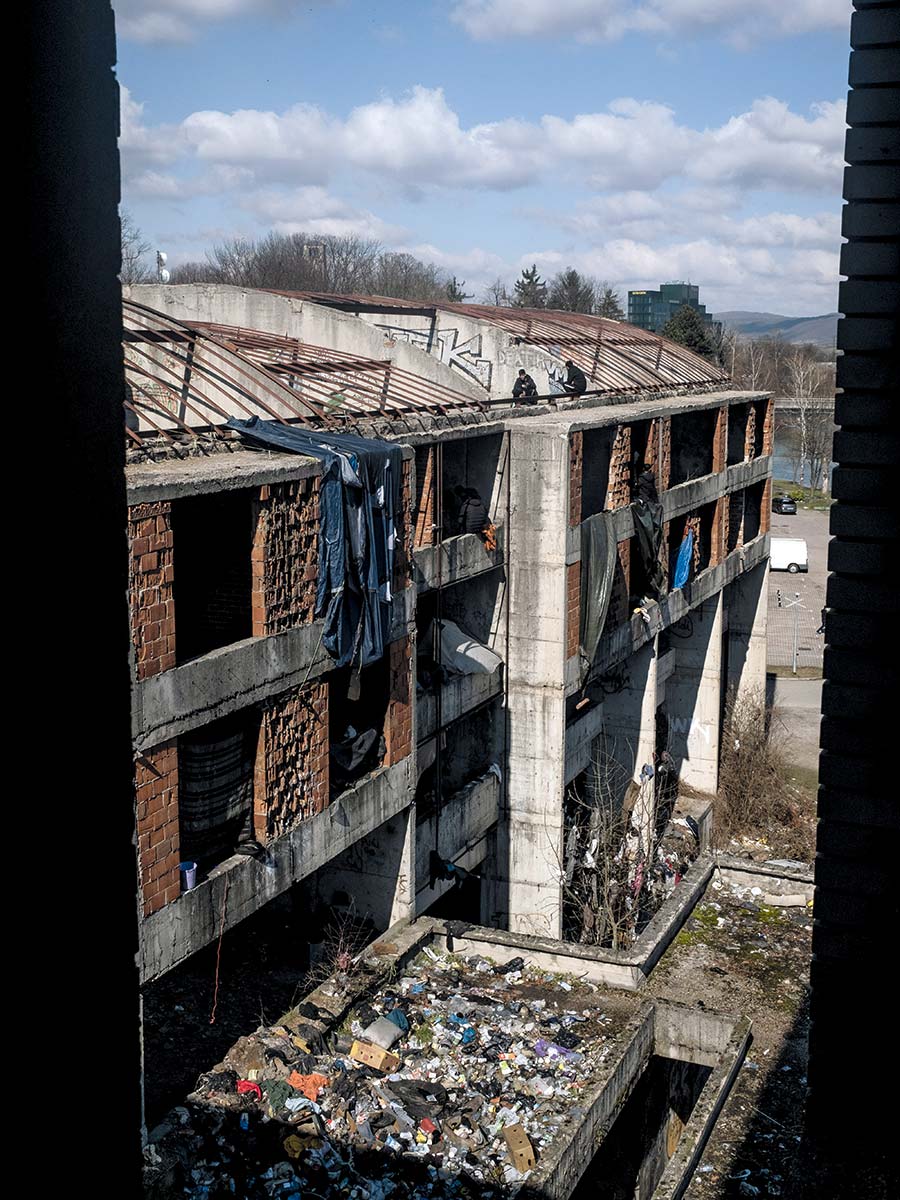Zweihundert von ihnen leben in einem verfallenen Gebäude in Bihać, das früher als Altenheim diente.