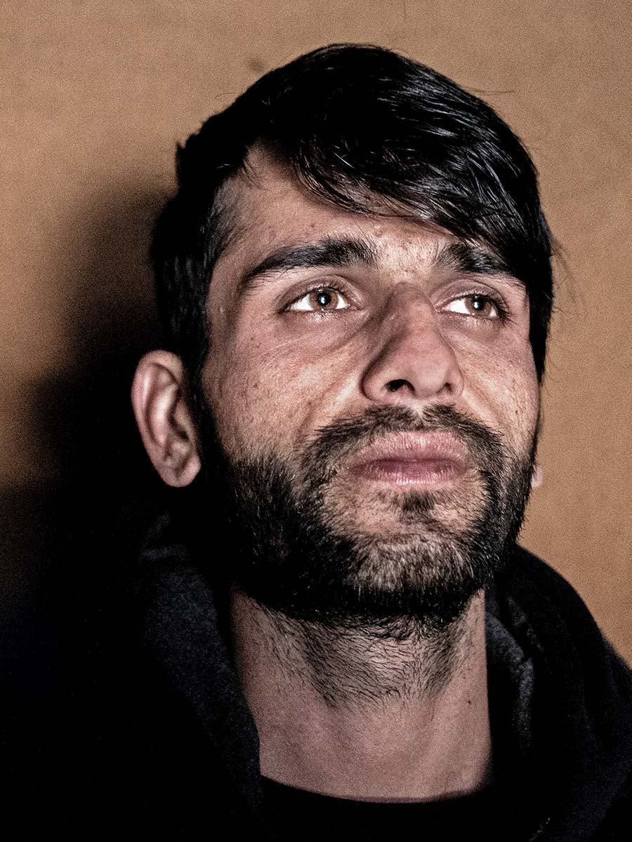 Hassan Wali stammt aus Afghanistan und floh 2019 vor den Taliban. Jetzt ist er einer der vielen tausend Geflüchteten, die derzeit in Bosnien feststecken.