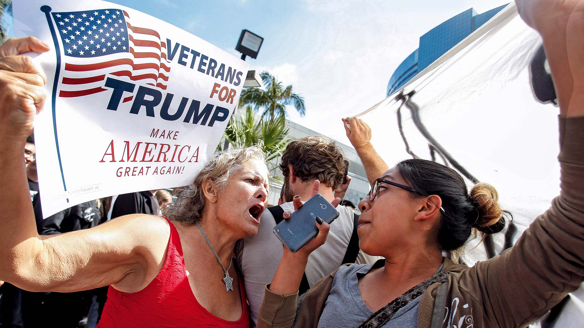 Eine Trump-Unterstützerin und eine Gegnerin des früheren US-Präsidenten streiten in San Diego miteinander.