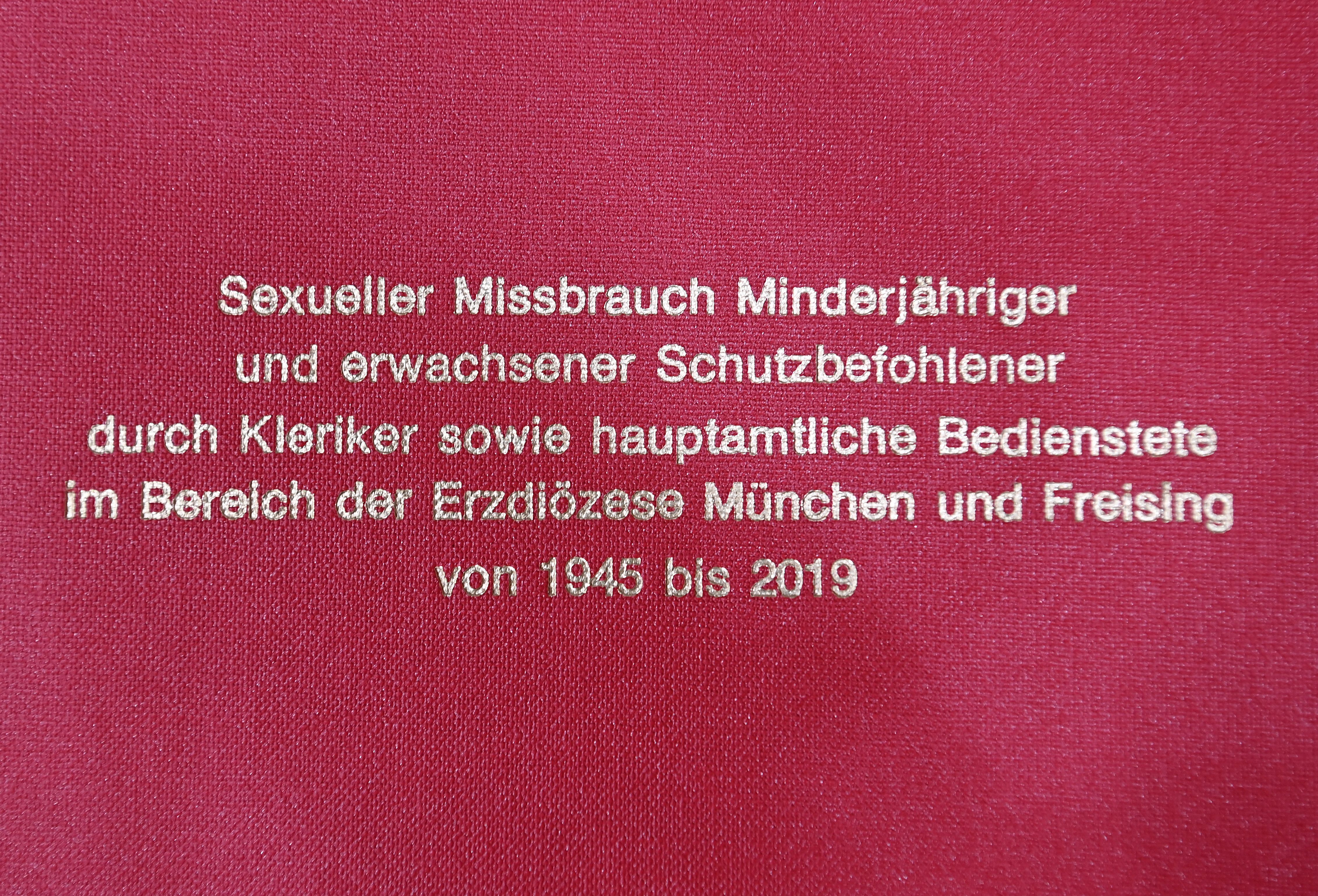 Bände des Gutachten zum sexuellen Missbrauch im Erzbistum München 2022