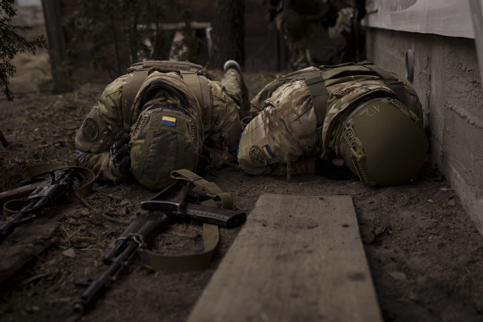 Ukrainische Soldaten gehen vor Artilleriebeschuss in Deckung, Irpin bei Kiew am 13. März 2022.