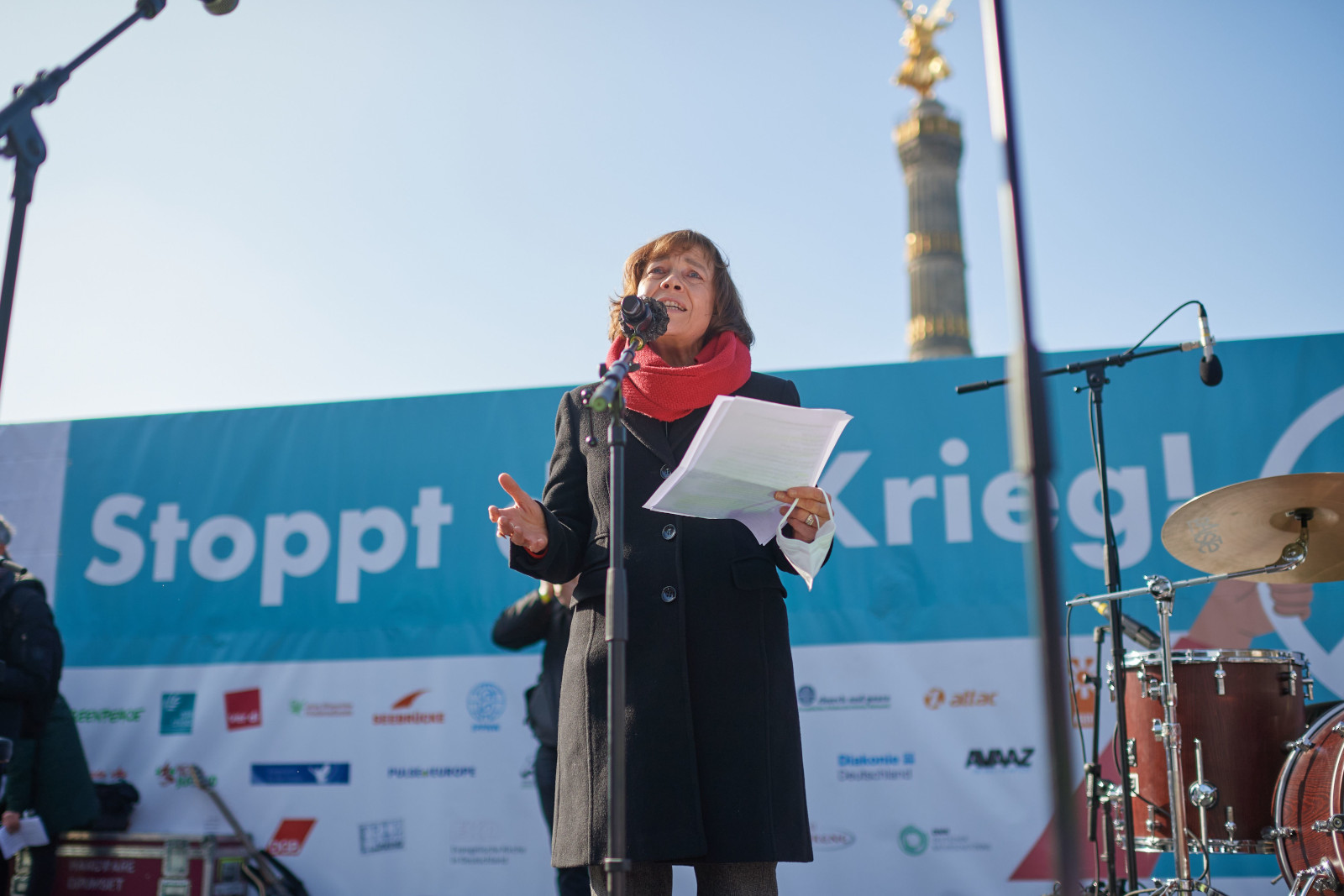 Die EKD-Ratsvorsitzende Annette Kurschus spricht auf der Berliner Kundgebung gegen den Krieg in der Ukraine am 27. Februar 2022.