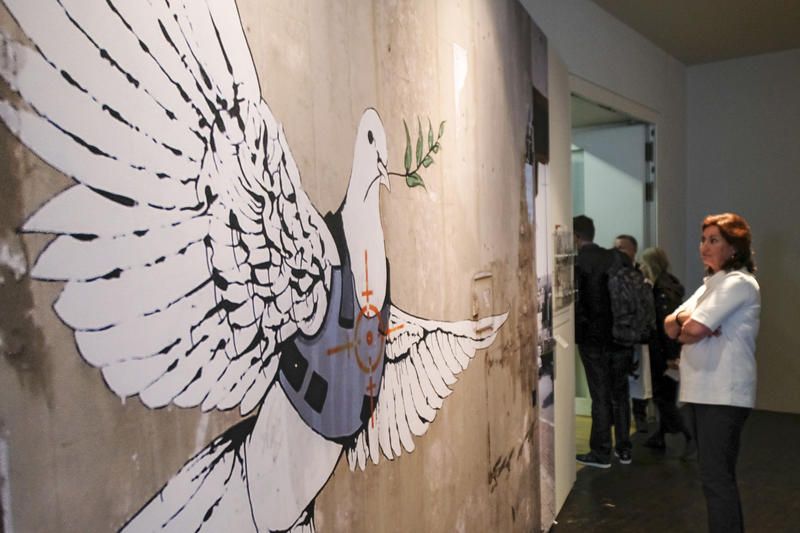 Friedenstaube von Bansky in einer Ausstellung zum Thema Frieden in Münster im Jahr 2018.