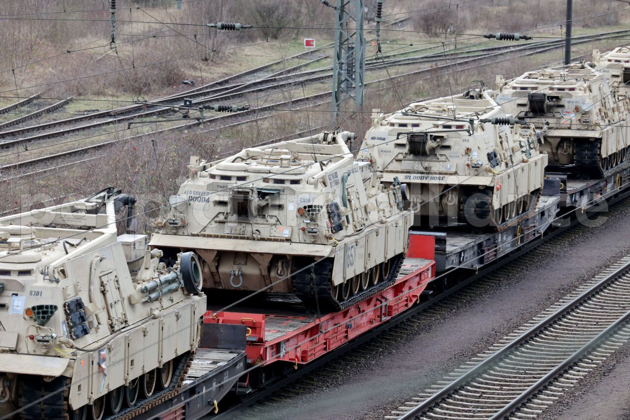 Ein Zug mit Militärfahrzeugen der US-Armee, unter anderem Bergepanzern M88, fährt am 5.April 2022  durch den Bahnhof Magdeburg-Sudenburg Richtung Osten.