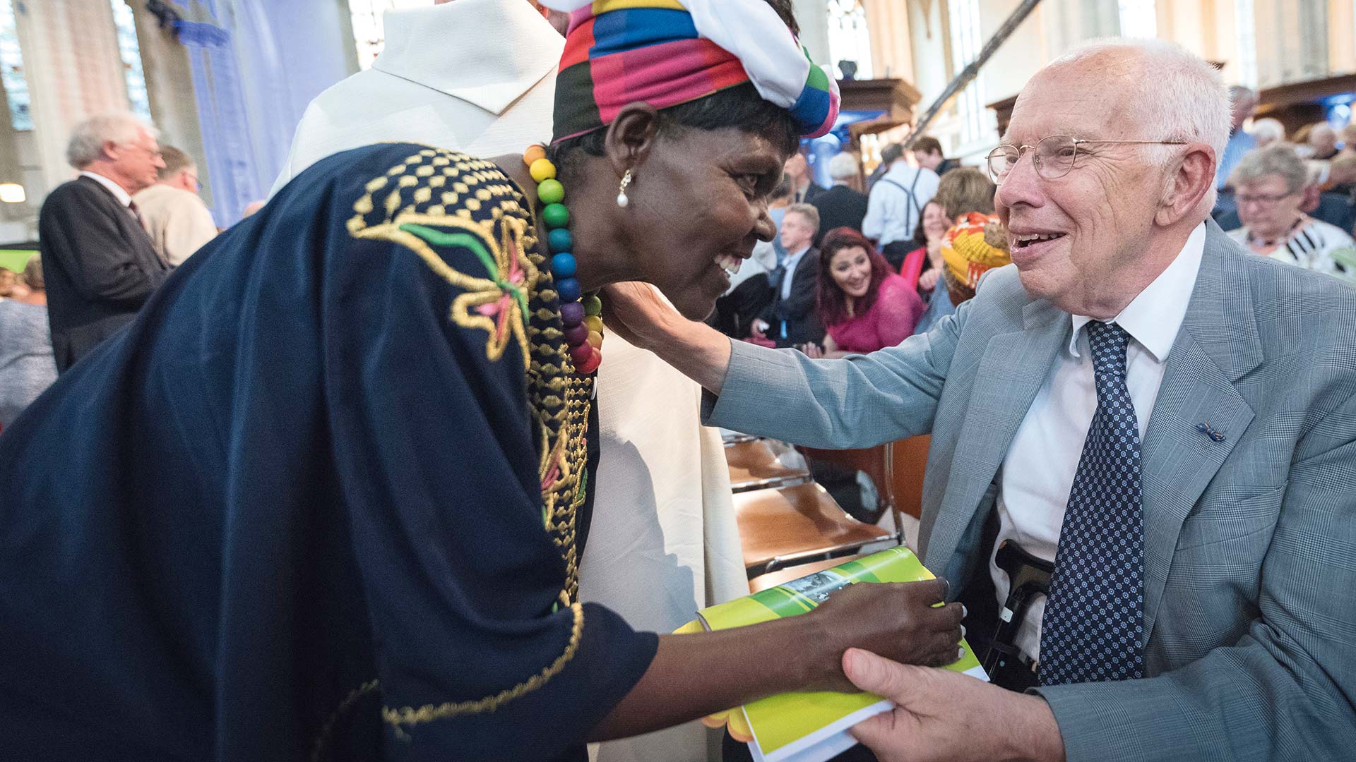 Agnes Aboum, Moderatorin des Zentralkomitees des Ökumenischen Rates der Kirchen, begrüßt Albert van den Heuvel, der 1948 als Steward an der ersten Ökumenischen Vollversammlung in Amsterdam teilnahm, bei der Jubiläumsfeier im August 2018.