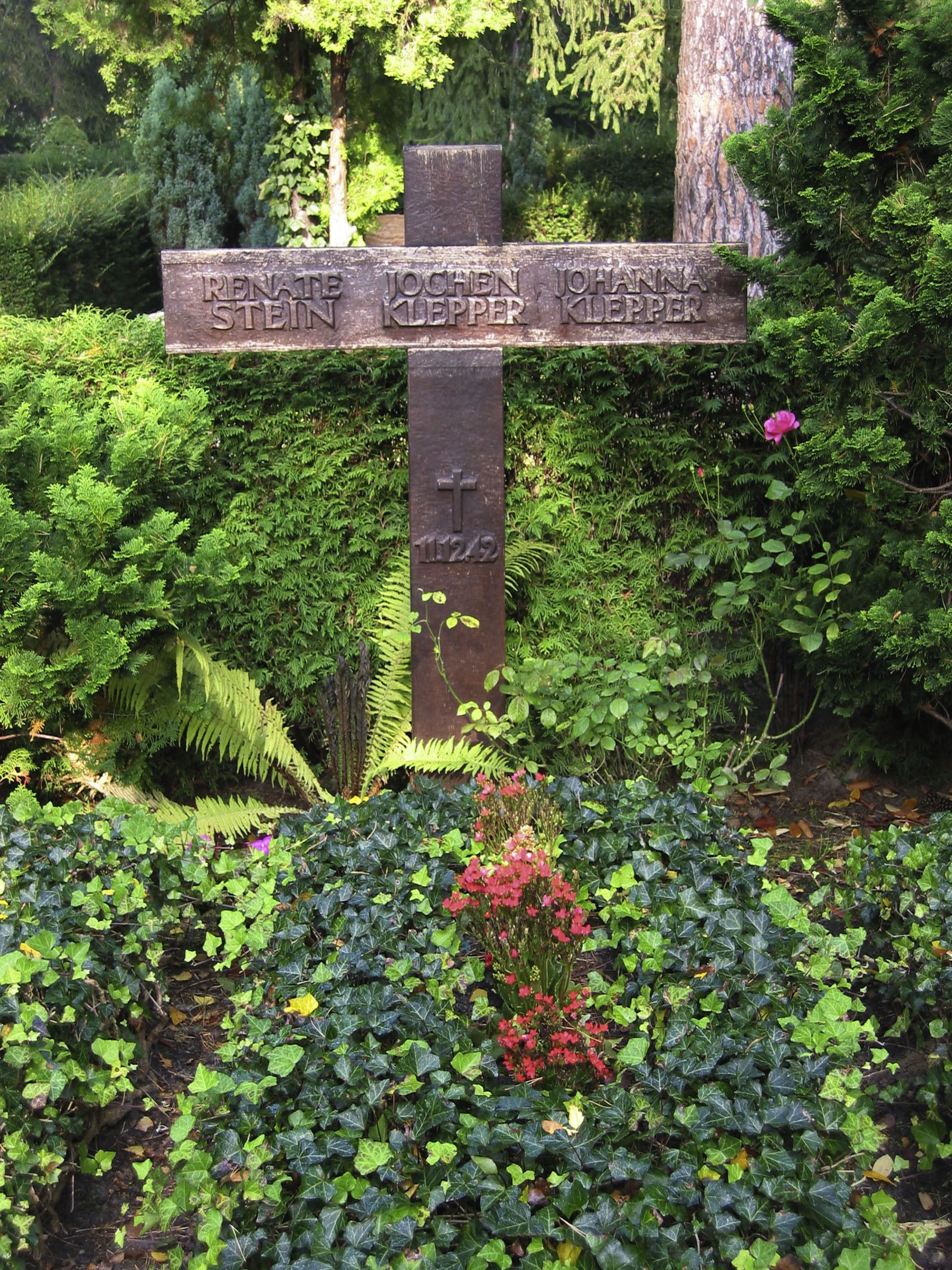 Grab von Jochen und Johanna Klepper und ihrer Tochter Renate Stein auf dem Friedhof Nikolassee (Berlin, Bezirk Steglitz).