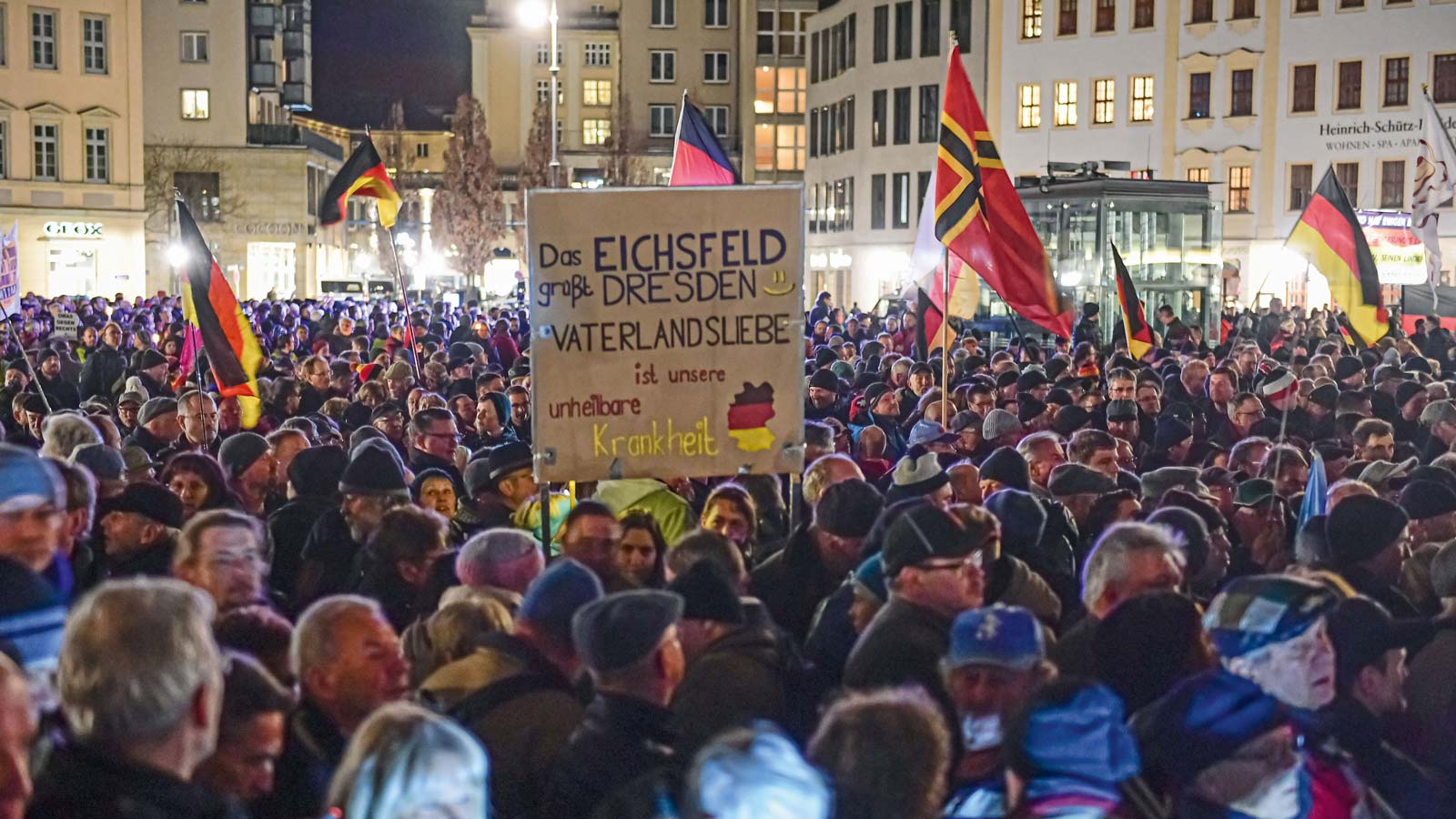 Anhänger der rechtsextremen, islamfeindlichen PEGIDA-Bewegung am 17. Februar 2020 auf dem Neumarkt in Dresden.