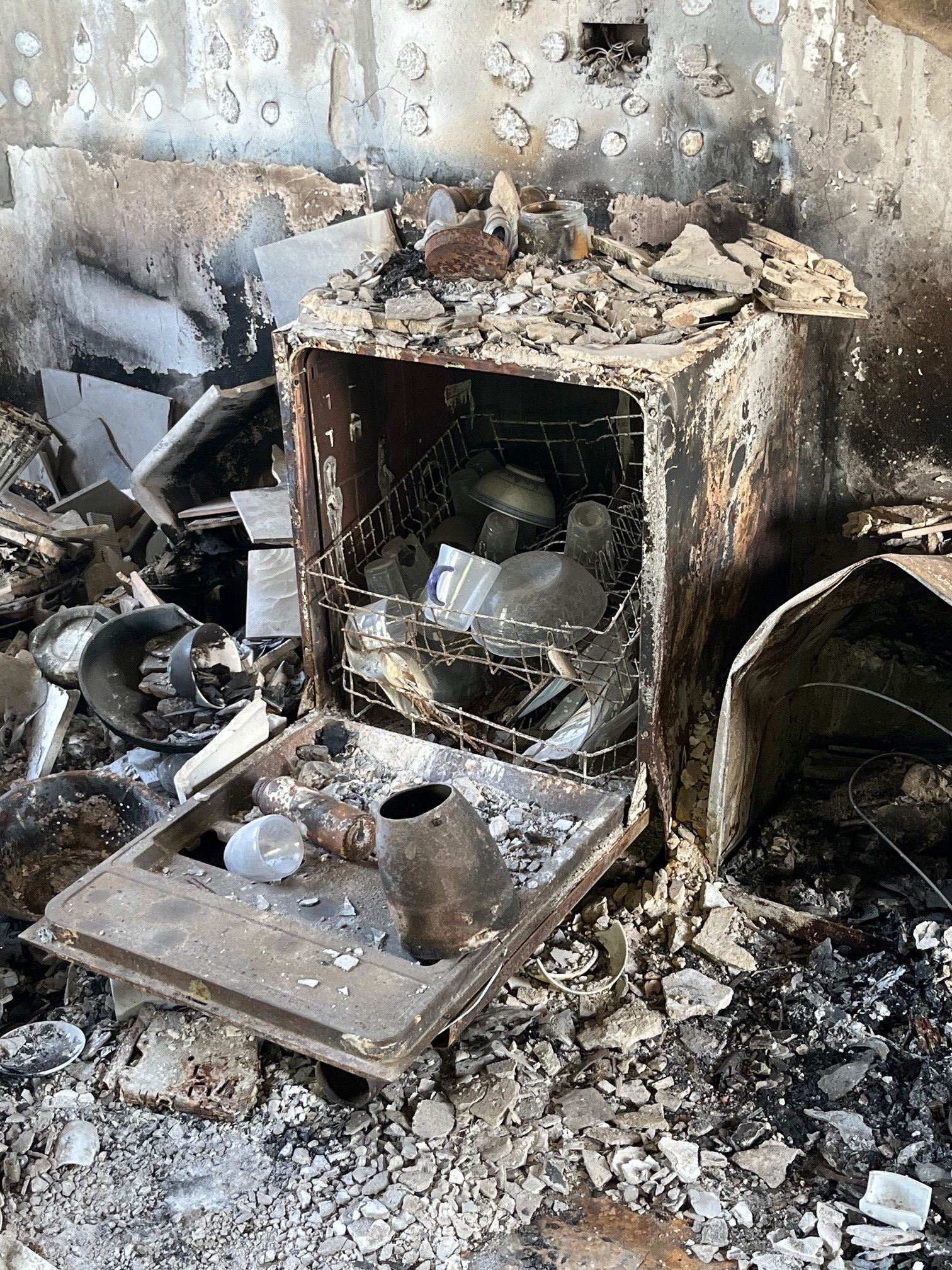 Spülmaschine in einem zerstörten Kibbuz