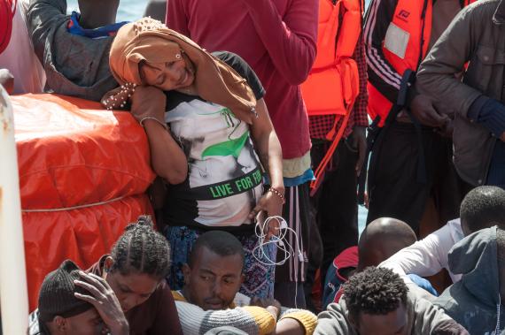 Gerettete Flüchtlinge in einem Boot