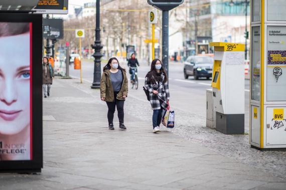 Straßenszene Berlin, Menschen mit Mundschutz