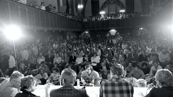 Die überfüllte evangelische Kirche in Oberschöneweide (Ost-Berlin) am 26. Oktober 1989 kurz vor dem Mauerfall bei einer Diskussion mit Gründungsfiguren der DDR-Opposition – unter anderem mit Bärbel Bohley (2. v. l.).