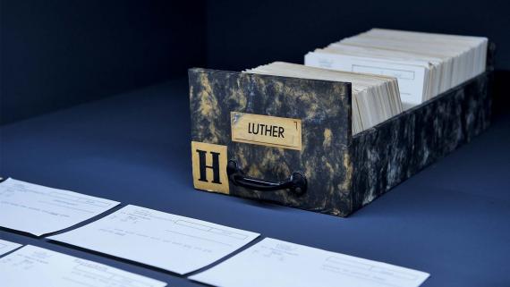Aus einer Ausstellung über die Brüder Grimm: Luthers Sprache prägte nicht nur den Protestantismus, sondern fand auch Einzug in das Wörterbuch beider Sprachsammler.