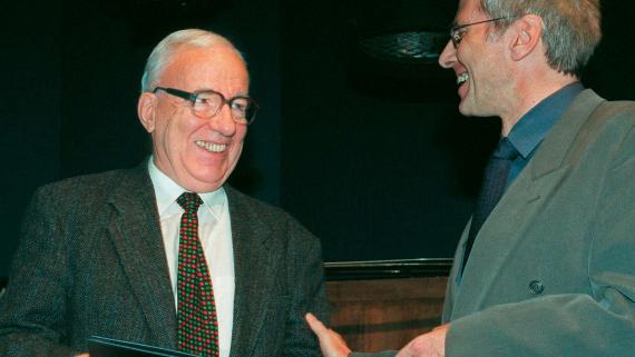 Der Schweizer Schriftsteller, Lyriker und Essayist Kurt Marti nimmt 1997 im Deutschen Theater in Berlin den Kurt-Tucholsky-Preis entgegen.