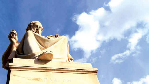 Die Statue Platons vor der Universität von Athen.