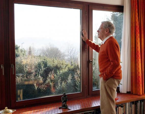 Hans Küng am Fenster seines Wohnhauses