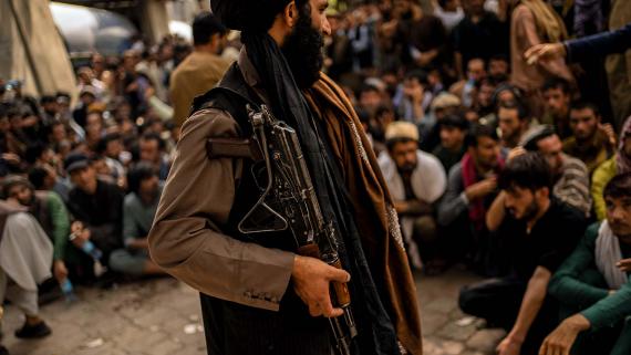„Ein religiöser Übergriff, eine pervertierte Missdeutung des Islams.“ Ein Kämpfer der Taliban kontrolliert eine Menschenmenge in Kabul Mitte September 2021.