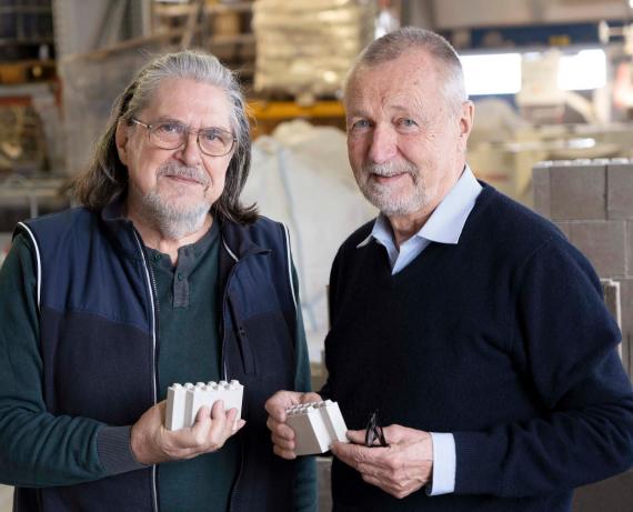 Gerhard Dust hat gemeinsam mit dem Maschinenbauingenieur Günther Plötner die Idee entwickelt, mit Sanden, Polymeren und Isoliermaterialien nachhaltige und kostengünstige Bauelemente zu entwickeln