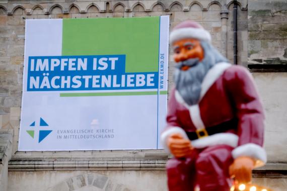 Plakat der Initiative «Impfen ist Nächstenliebe» der Evangelischen Kirche in Mitteldeutschland, Halle an der Saale, 15. Dezember 2021.