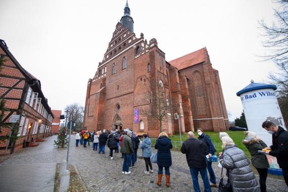 Warteschlange anlässlich einer Corona-Impfaktion in der evangelischen St. Nikolaikirche in Bad Wilsnack/Brandenburg am 14. Dezember 2021.
