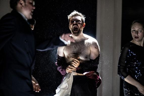 James Newby als Eugen Onegin, Inszenierung Hannover 2022