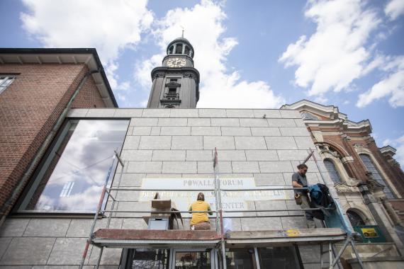 Baustelle des Besucherzentrums "Powalla Forums" an der Hamburger Hauptkirche St. Michaelis (26. April 2022). Mit dem Namen würdigt der Michel die beiden Mäzene Günter und Liselotte Powalla. 