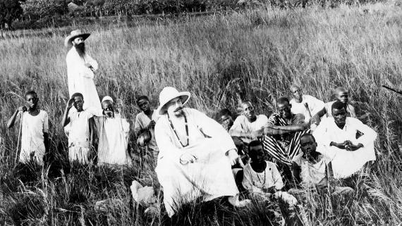 In der Missionsstation Maria Trost des Klosters Mariannhill in der südafrikanischen Provinz KwaZulu Natal: Ein Priester tauft ein Neugeborenes (1912).