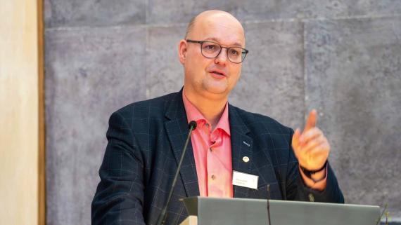 Moderator und Mitinitiator der Tagung in Tutzing: zeitzeichen- Chefredakteur Reinhard Mawick.