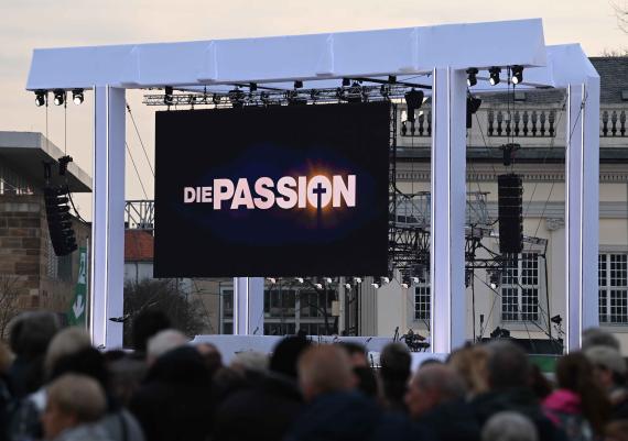 Bühne des TV-Spektakels „Die Passion“ auf dem Friedrichsplatz in Kassel am 27. März 2024.
