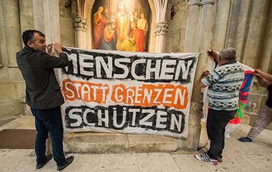 Flüchtlinge bitten 2016 im Dom St. Peter in Regensburg um Kirchenasyl. Foto: dpa/ Armin Weigel