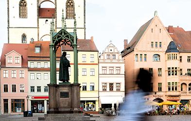 Leichtfüßiger in leichter Sprache? Lutherstatue auf dem Wittenberger Markt. Foto: epd-bild/Rolf Zoellner