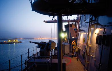 An Deck der Fregatte Schleswig-Holstein im Hafen in Dschibuti. (Foto: dpa/ Axel Schmidt)