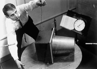 Karlheinz Stockhausen bei Versuchen im Studio für Elektronische Musik des WDR in Köln, um 1960. Foto: akg-images