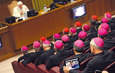 Der Bischof von Rom mit den anderen Bischöfen Italiens. Foto: dpa/Vandeville Eric