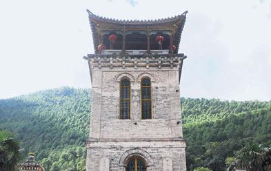 Eines von 6000 katholischen Gotteshäusern in China: die 1867 erbaute Kirche von Yanmen in der Provinz Yunnan. Der Staat hat sie unter Denkmalschutz gestellt. (Foto: dpa/Lin Yiguang)