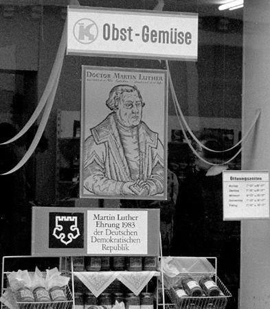 1983 feierte die DDR „500 Jahre Luther“: Schaufenster in Wittenberg. Foto: picture alliance