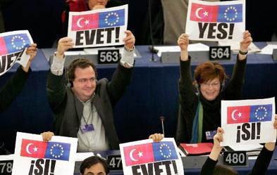Europaabgeordnete stimmen für Beitrittsverhandlungen mit der Türkei. Foto: dpa