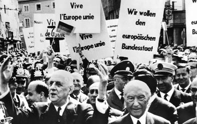 Bundeskanzler Konrad Adenauer und Frankreichs Präsident Charles de Gaulle (links) in Bonn im September 1962. Foto: dpa/ upi