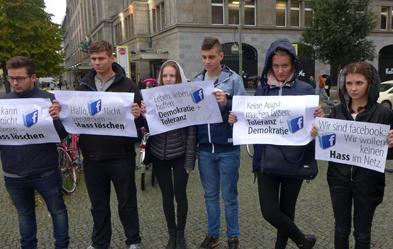 Jugendliche protestieren in Berlin gegen den Hass im Internet. Foto: dpa/ Bernd Oertwig