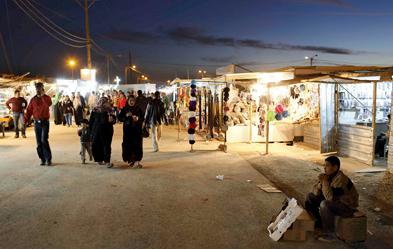 Die Syrier nennen sie Souk, die 1,7 Kilometer lange Marktstraße, die sich durch das Camp zieht. Foto: Sascha Montag