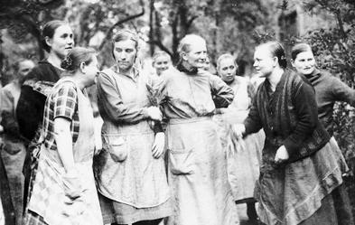 Standbild aus dem Film &quot;Ringende Menschen&quot; von 1933. Frauen im Garten des Pflegehauses von Groß-Bethel. Sie gehörten zu denen, die gemeint waren, wenn über „Euthanasie“ diskutiert wurde. Fotos: Hauptarchiv der v. Bodelschwinghschen Stiftungen Bethel