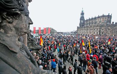 Pegida demonstriert in Dresden am 25. Januar 2015. Johann Wolfgang von Goethe (links) ist zu Stein erstarrt ...Foto: epd/ Matthias Schumann