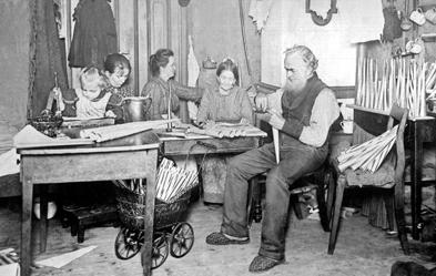 Arbeits- und Familienwelt noch ungetrennt: Heimarbeit um 1900. Foto: dpa