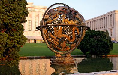 Globus vor dem UN-Sitz. Für das Verbleiben des ÖRK in Genf spricht die Nähe zu den internationalen Organisationen. Foto: epd / Peter Williams