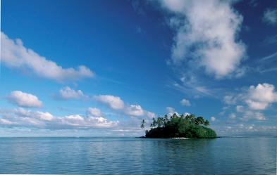 Eine ideale Projektionsfläche für Aussteigerträume: die kleine Insel in der Muri-Lagune im Pazifik. Foto: dpa/Arco Images/K. Irlmeier
